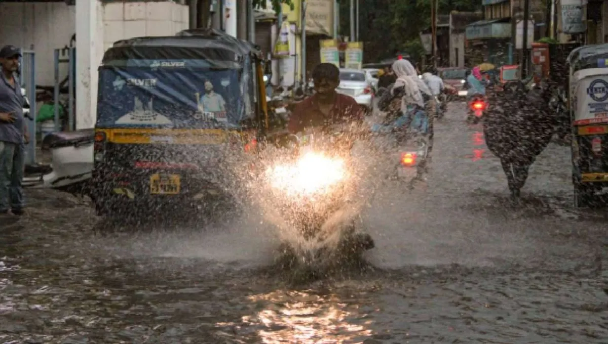 महाराष्ट्रात पावसाचा रेड अलर्ट! कोकण, मराठवाड्यात मुसळधार, काय आहे हवामानाचा अंदाज?
